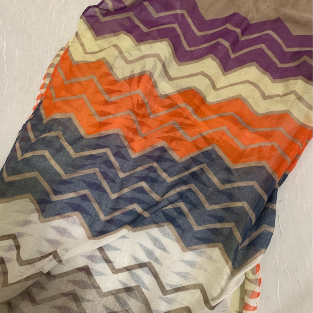 Geometric pattern scarf - Picture 4 of 5